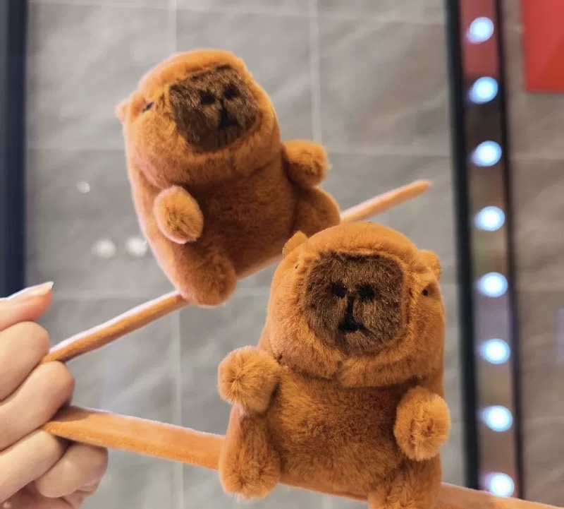 Capybara Standing Hand Clip (Version 2)